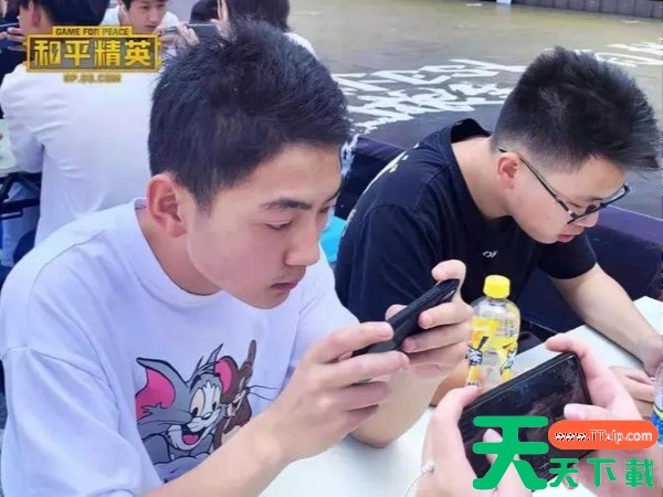 和平精英适合10岁左右的孩子玩吗? 和平精英适合10岁左右的孩子玩吗?